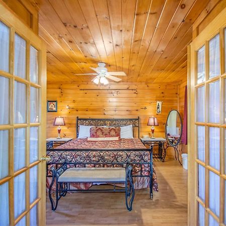 Ladybug Resort Romantic Cabin With Mountain Views, Game Room, Close To Dollywood Sevierville Esterno foto