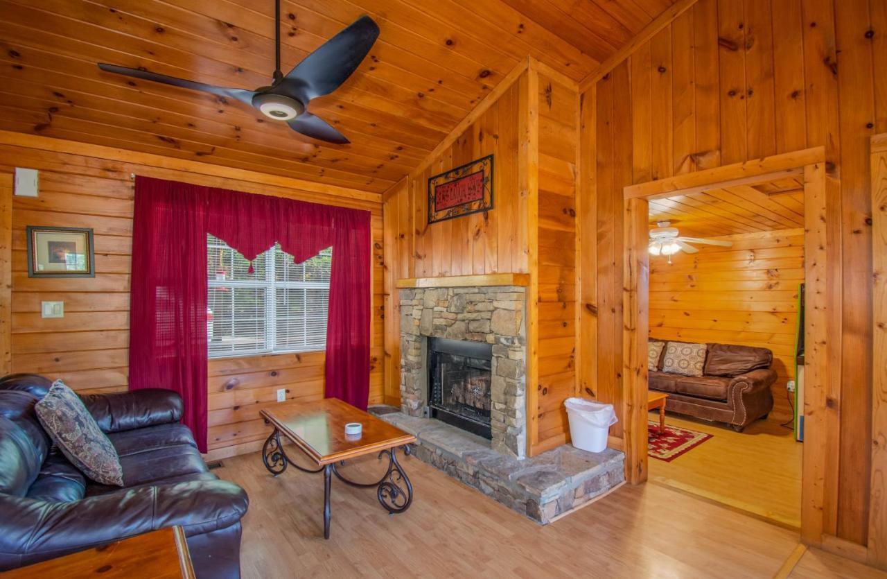 Ladybug Resort Romantic Cabin With Mountain Views, Game Room, Close To Dollywood Sevierville Esterno foto