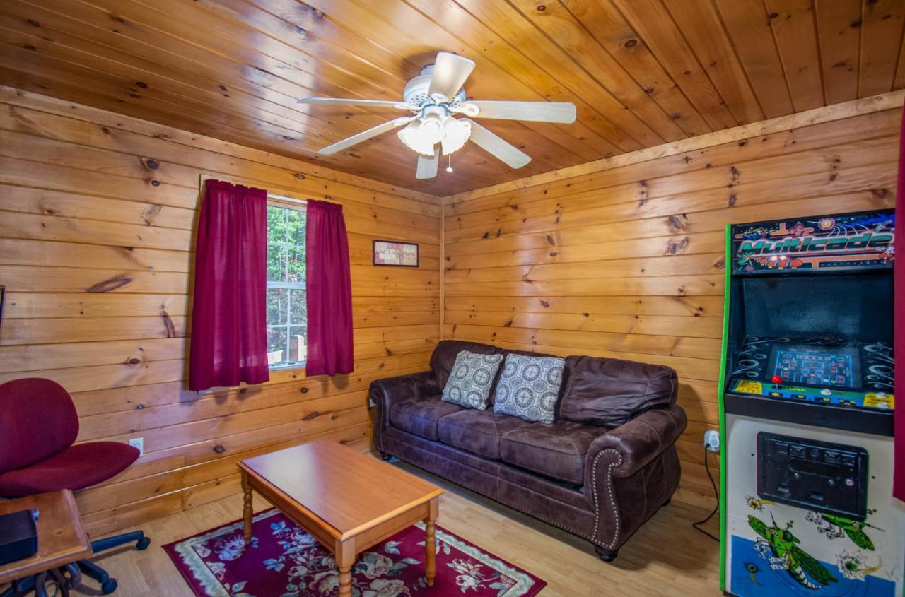 Ladybug Resort Romantic Cabin With Mountain Views, Game Room, Close To Dollywood Sevierville Esterno foto