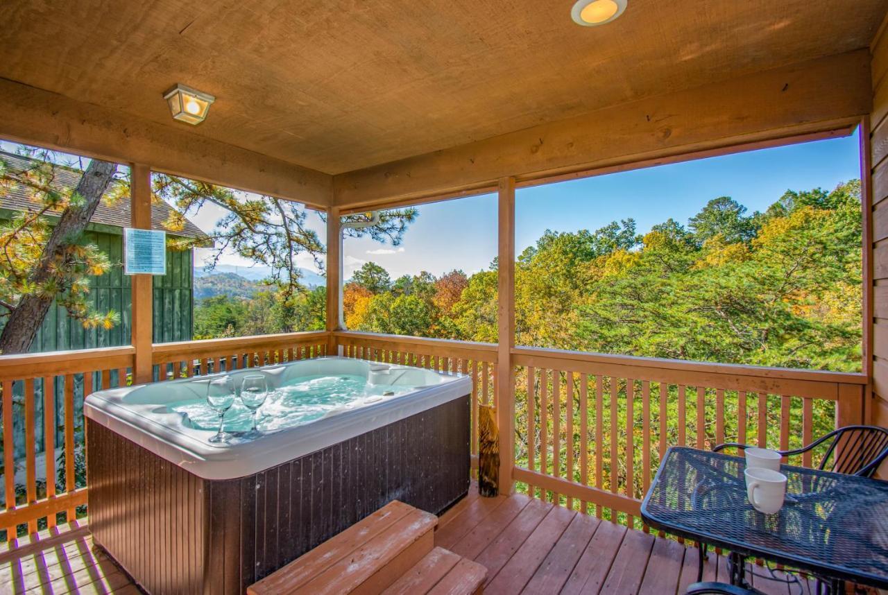 Ladybug Resort Romantic Cabin With Mountain Views, Game Room, Close To Dollywood Sevierville Esterno foto