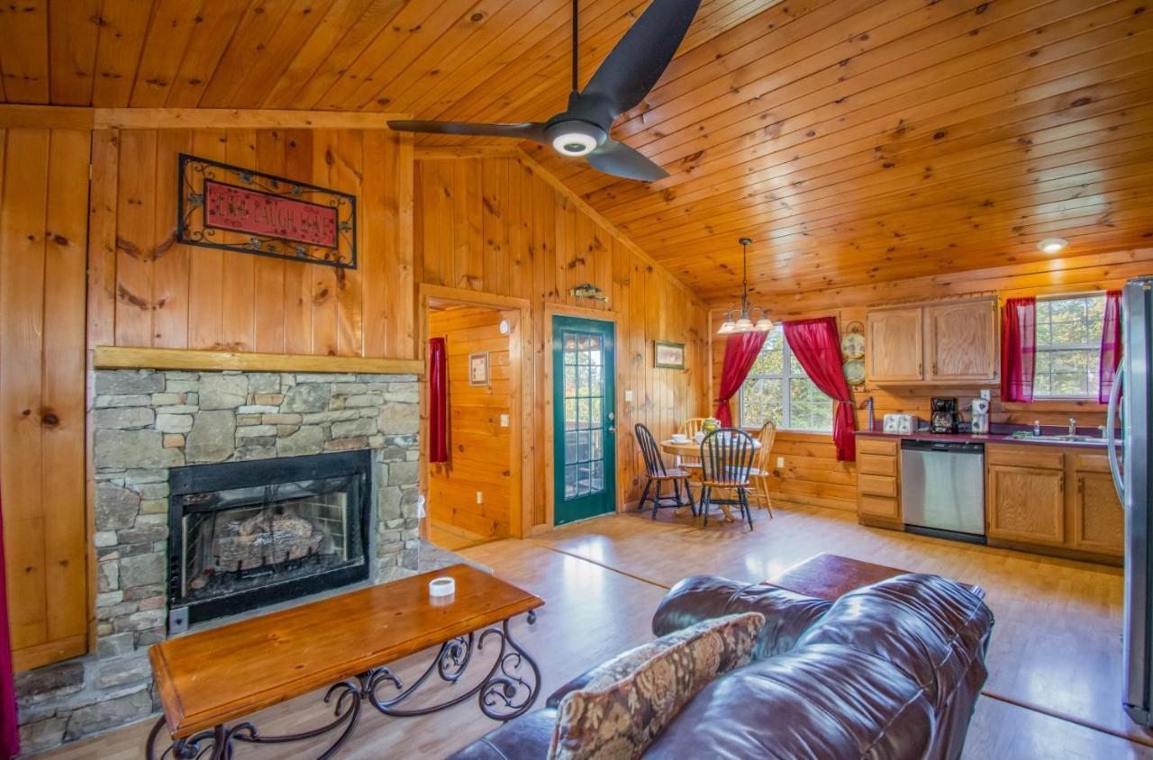 Ladybug Resort Romantic Cabin With Mountain Views, Game Room, Close To Dollywood Sevierville Esterno foto